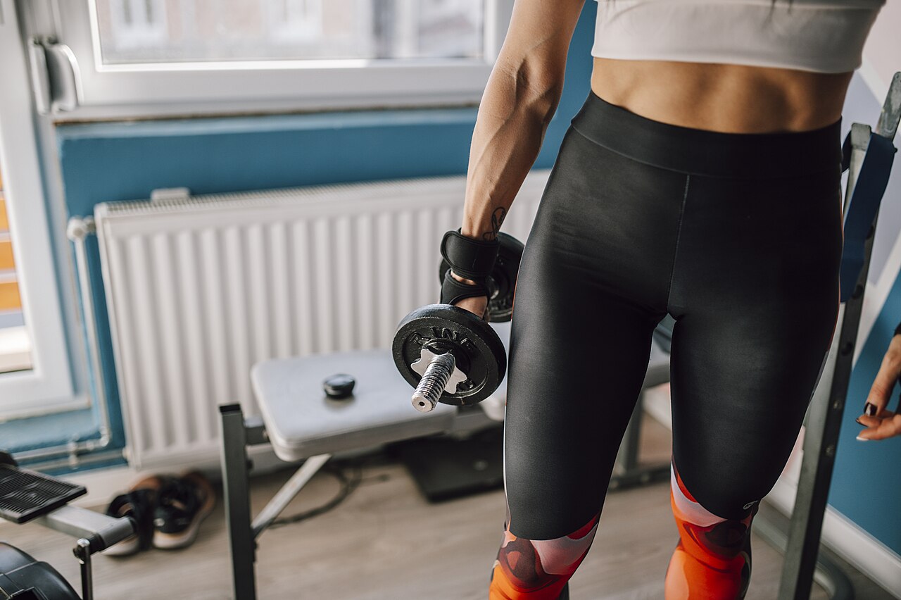 تمرین قدرتی در محیط ورزشی